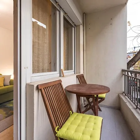 Calm Space In Center Warna