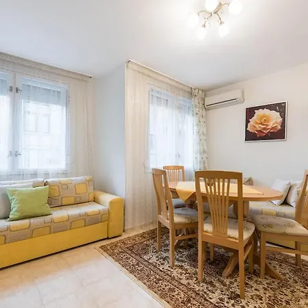 Calm Space In Center Apartment Warna